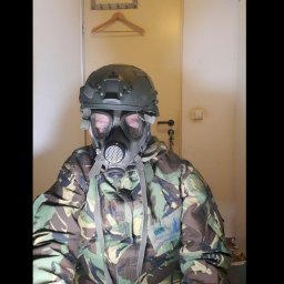 Gasmaske und Flecktarn